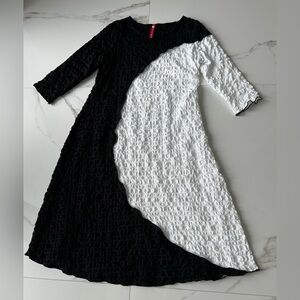 IC COLLECTION Color-block Black & White Textured 3/4 Sleeve Dress, EUC, Sz. M